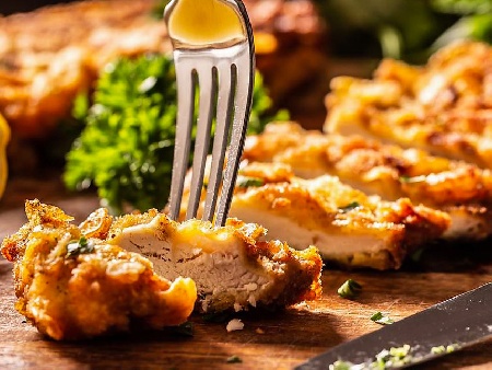 Хрупкави пилешки гърди по виенски с лимоново масло - снимка на рецептата